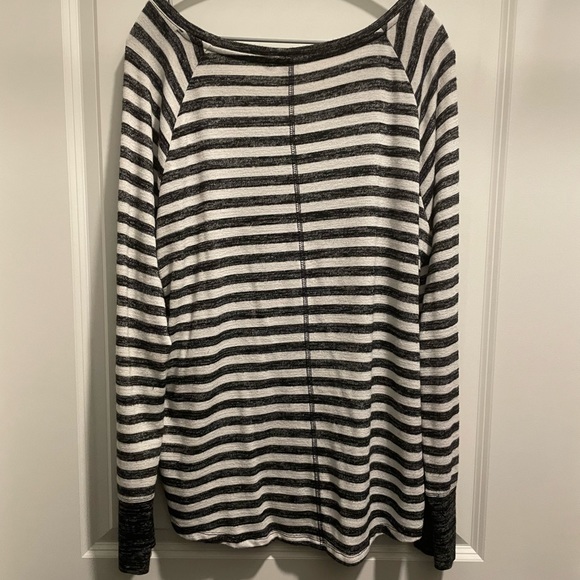 Gap. Women’s Sweater. Black and White Striped. Size XL. - Picture 3 of 3